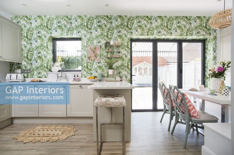 La salle à manger de la cuisine moderne sera recouverte de papier peint