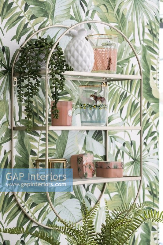 Étagère murale avec plantes d'intérieur contre papier peint tropical