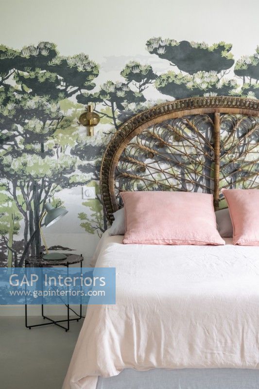 Mur décoratif derrière le lit avec tête de lit décorative en osier