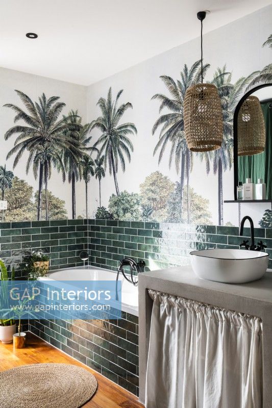 Salle de bains moderne avec murale de scène tropicale sur le mur