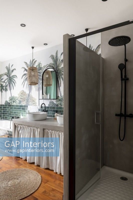 Cabine de douche moderne dans la salle de bain avec murale tropicale sur mur