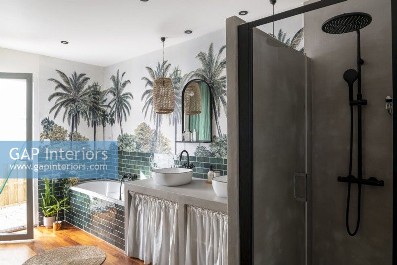 Salle de bain champêtre moderne avec cabine de douche en béton