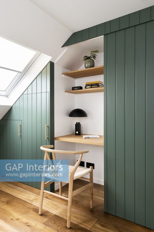 Bureau de style skandinave construit, bureau à domicile, rangement avec étagères dans la chambre en mezzanine, peint en vert
