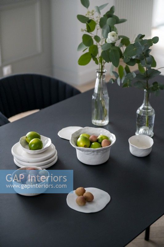 Bols de fruits sur une table à manger noire moderne