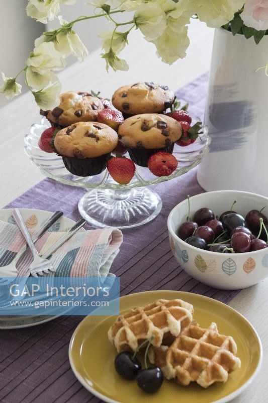Gâteaux et fruits sur table à manger - détail