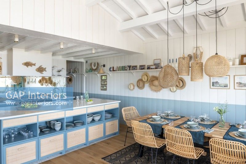Cuisine-salle à manger bleue et blanche dans la maison de la cabine
