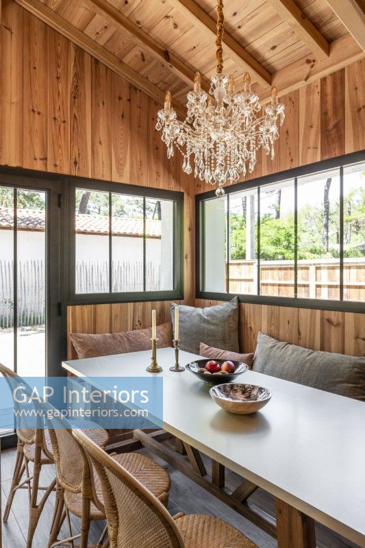 Salle à manger champêtre moderne en bois avec siège intégré