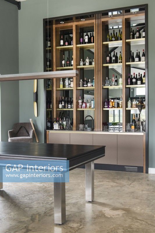 Armoire à boissons - unité dans un salon moderne avec sol en béton