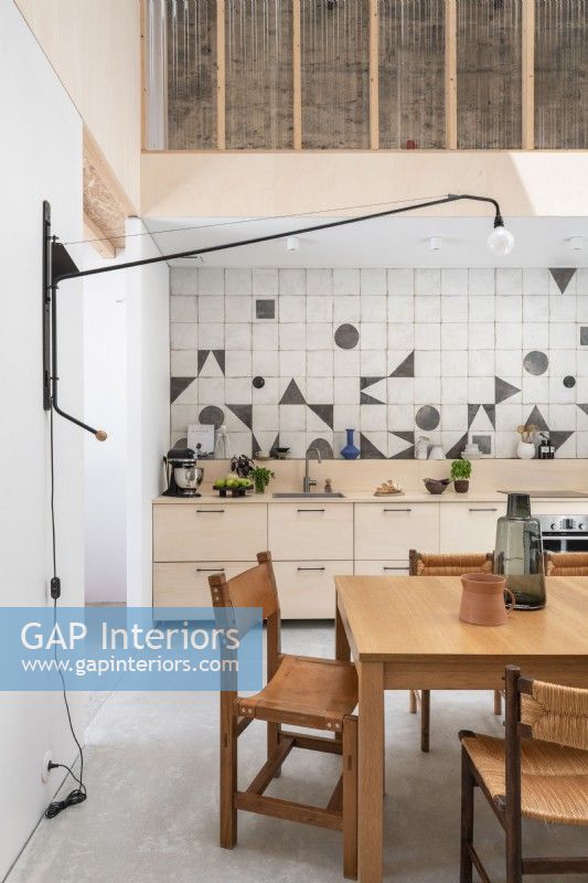 Salle à manger de cuisine moderne avec des formes géométriques sur des carreaux de crédence