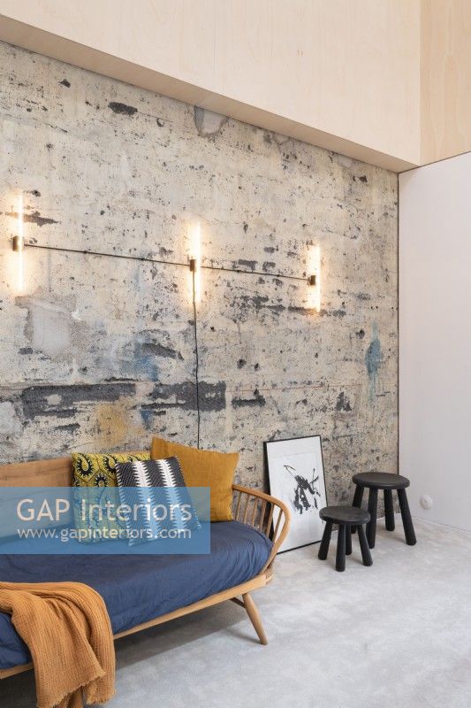 Canapé moderne contre un mur de plâtre nu