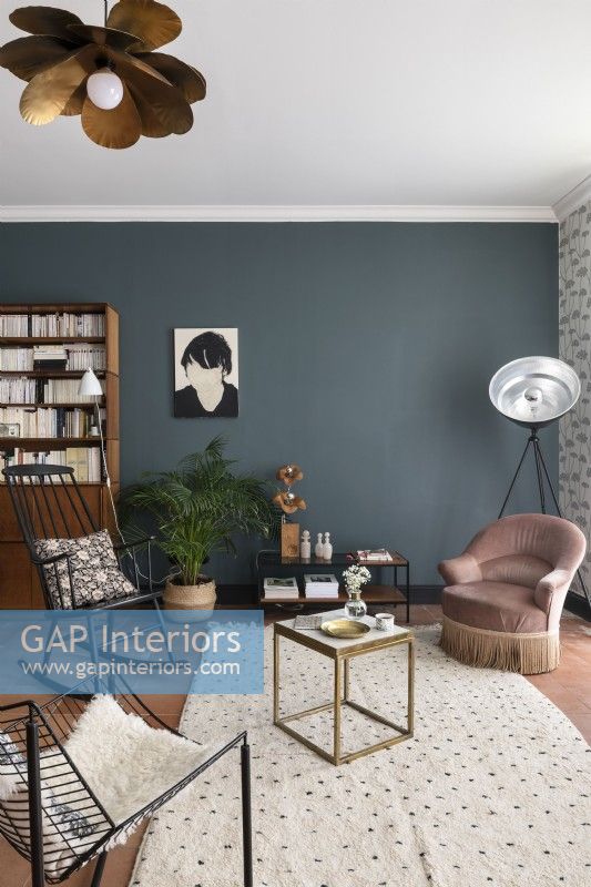Salon moderne avec petites chaises et mur peint en gris