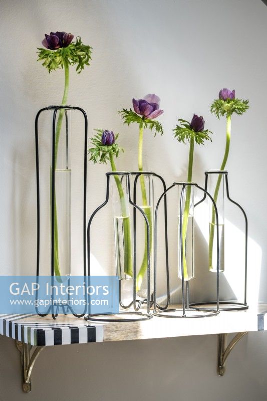 Supports de vase en métal décoratifs modernes chacun avec une seule fleur