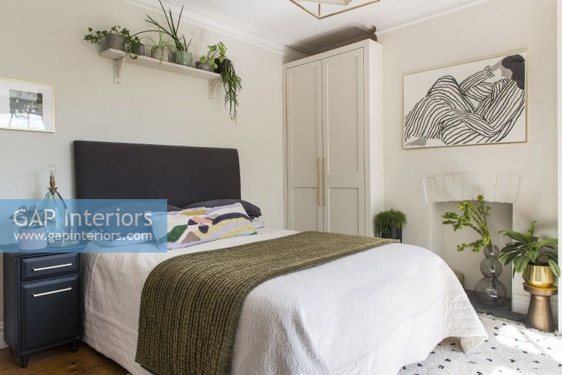 Chambre à coucher moderne avec exposition de plantes d'intérieur