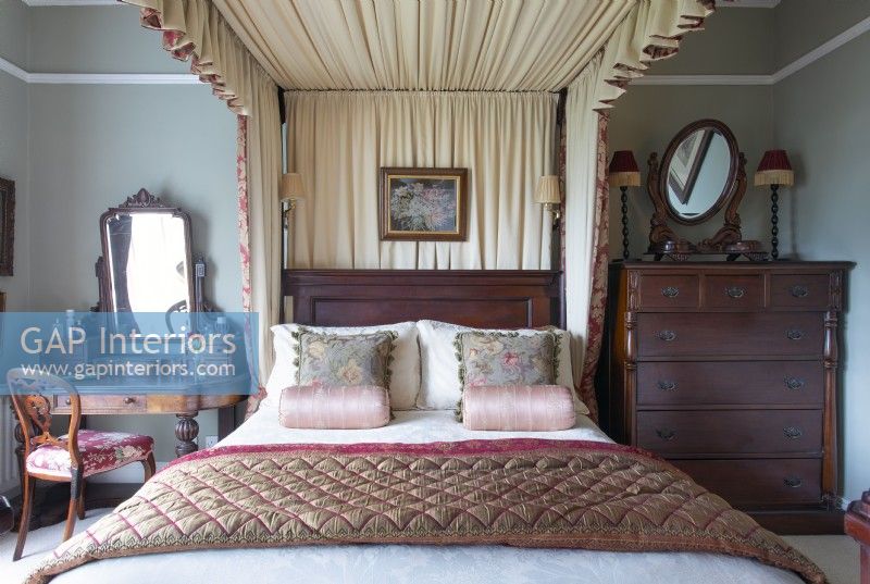 Chambre classique avec lit à baldaquin et baldaquin