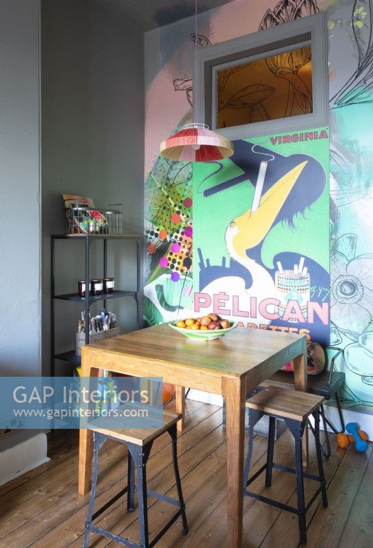 Petite table dans une cuisine-salle à manger moderne et colorée