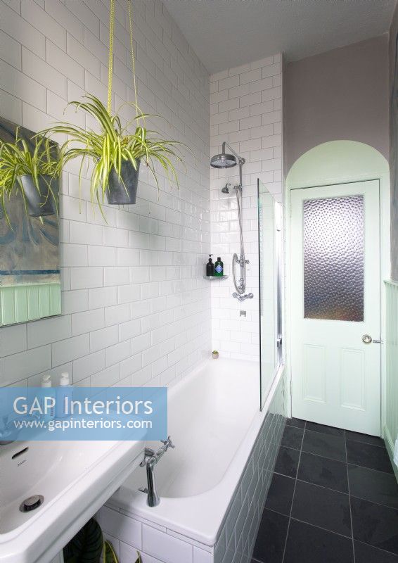 Salle de bain moderne blanche avec boiseries peintes vert menthe - porte