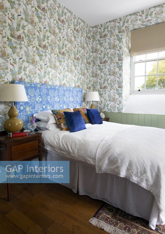 Chambre classique avec papier peint à motifs et tête de lit