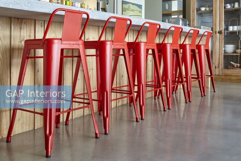 Tabourets de bar rouges dans la cuisine moderne
