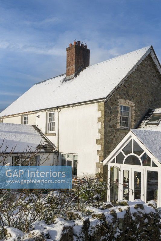 Cottage sur Dartmoor avec une couverture de neige.