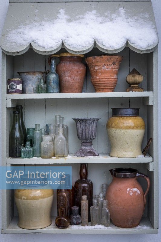 Étagères extérieures avec une collection de vases, pots et pots