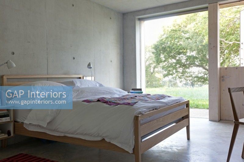 Chambre à coucher contemporaine avec sols et murs en béton