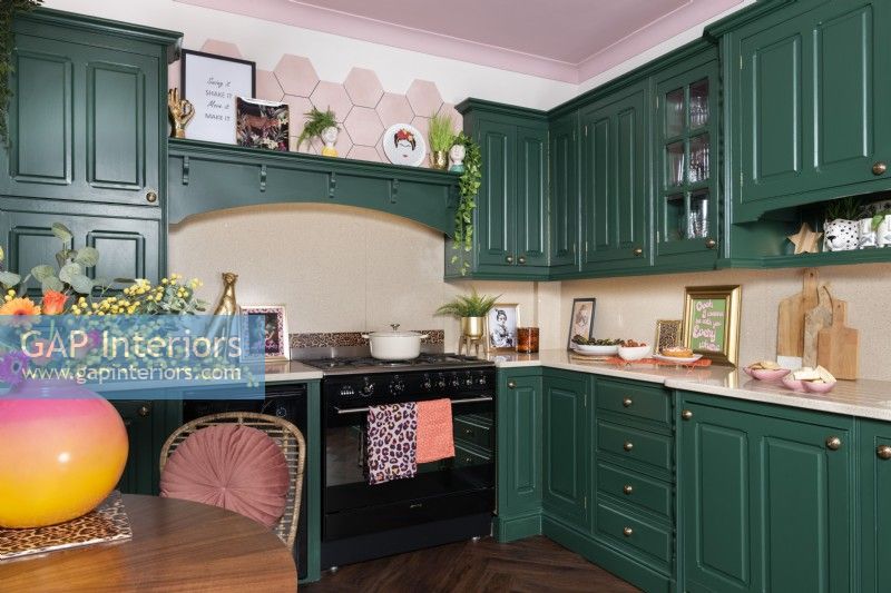 Cuisine avec cuisinière et armoires peintes en vert