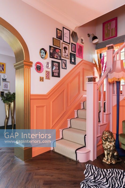 Couloir et escaliers colorés avec exposition d'art de style salon