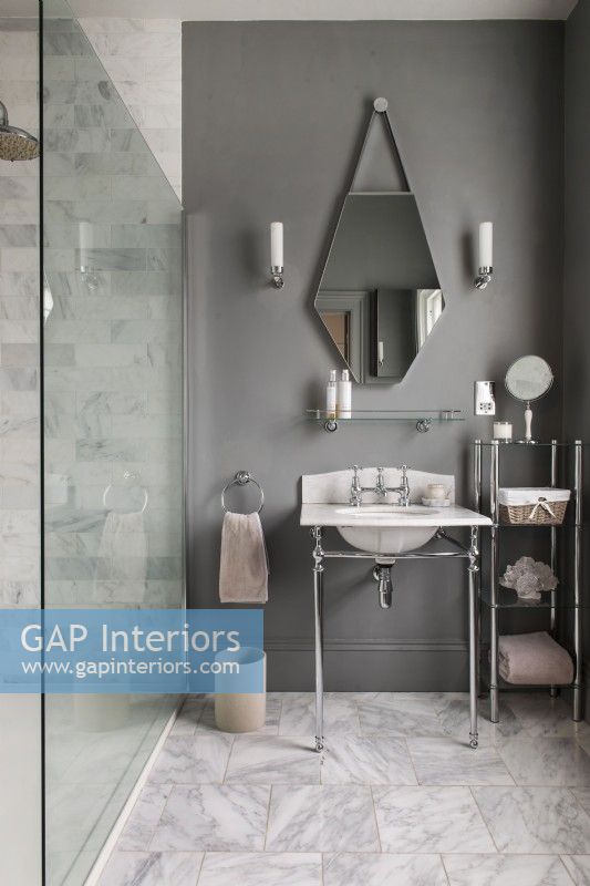 Salle de bain moderne peinte en gris