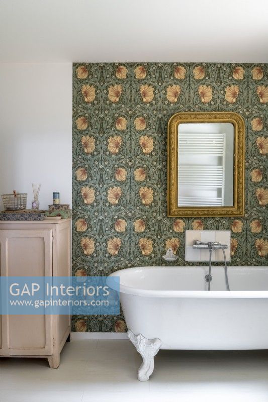 Salle de bain champêtre avec mur de papier peint floral