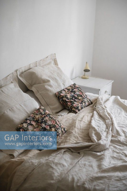 Coussins floraux sur lit défait en pays chambre