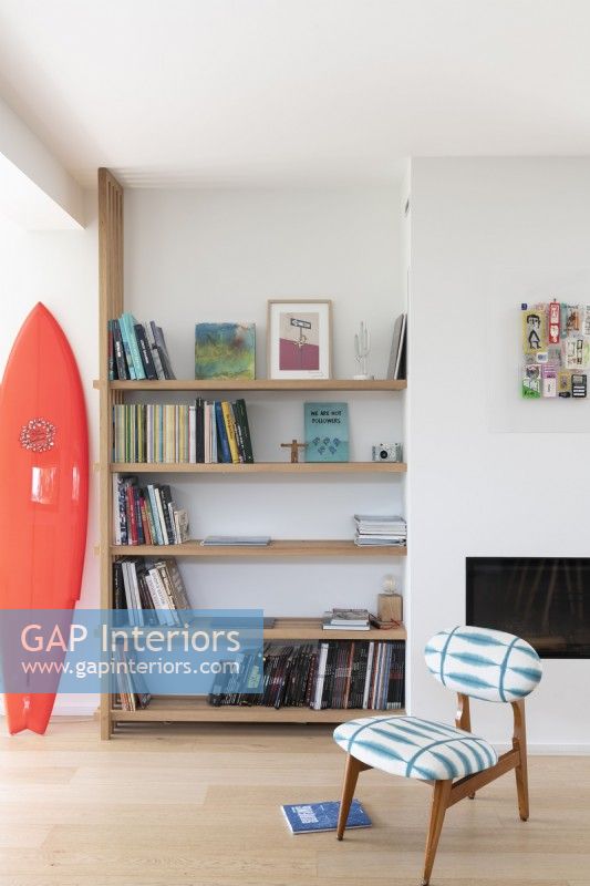 Étagère en bois et planche de surf dans un salon moderne