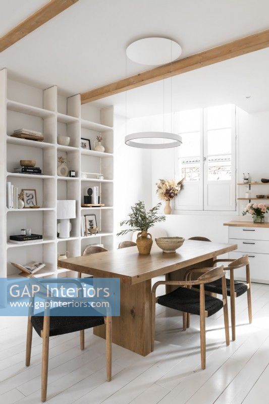 Cuisine-salle à manger peinte en blanc avec des meubles en bois