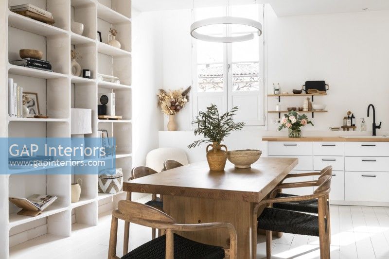 Cuisine-salle à manger moderne peinte en blanc avec des meubles en bois