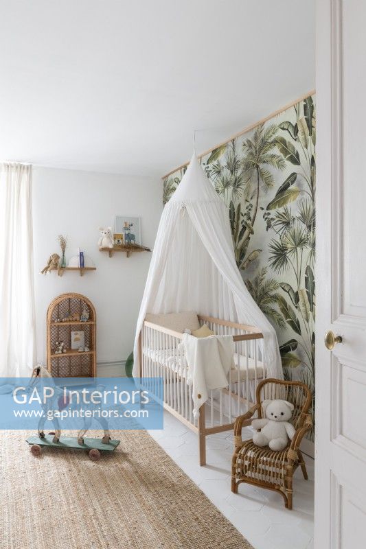 Papier peint tropical en chambre de bébé