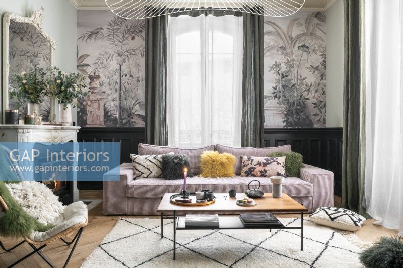 Canapé rose dans un salon moderne avec des détails d'époque