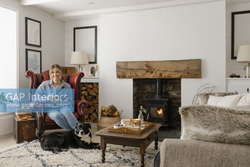 Kati Scalet assise dans son salon décloisonné contemporain dans un cottage de Cornouailles.