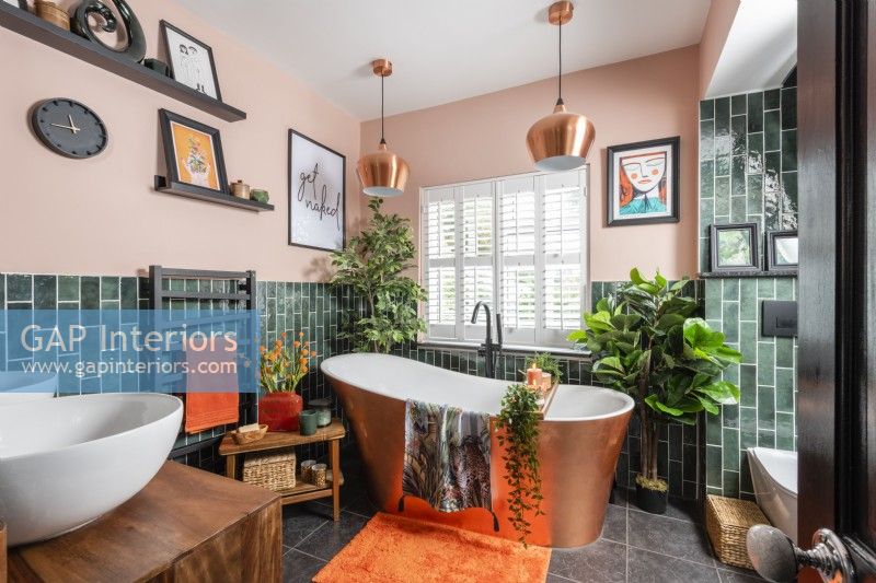 Salle de bain colorée avec baignoire autoportante recouverte de cuivre