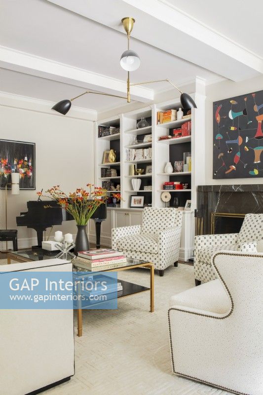 Salon moderne avec fauteuils et œuvres d'art colorées.