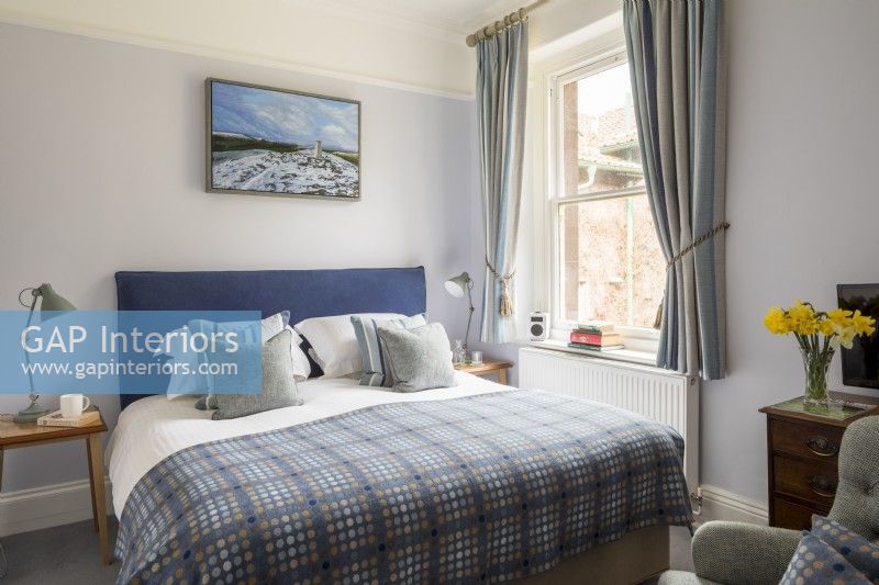 Chambre à coucher de maison de campagne avec la couverture galloise