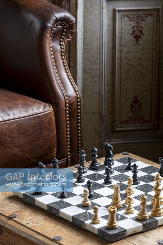 Détail du jeu d'échecs et du fauteuil