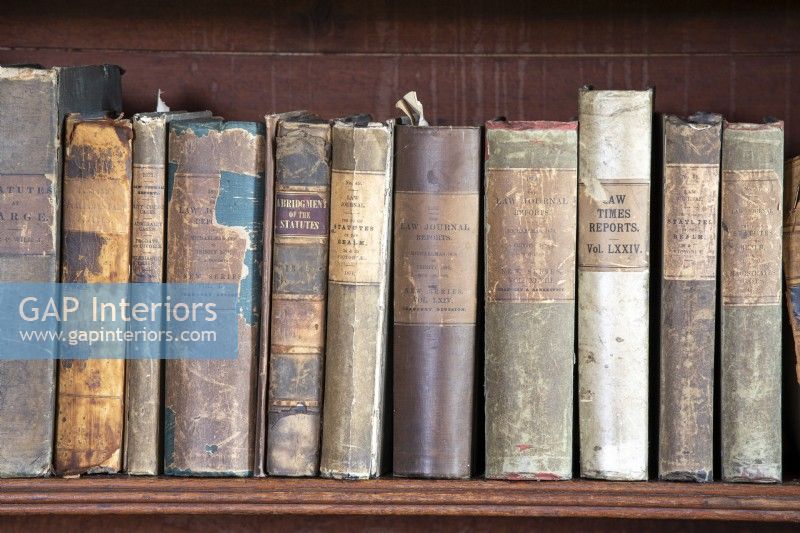 Livres anciens dans une ancienne bibliothèque dans une maison de campagne