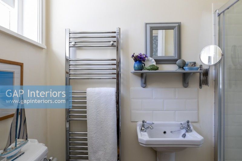 Salle de bain de style vintage simple, avec porte-serviettes chromé moderne.