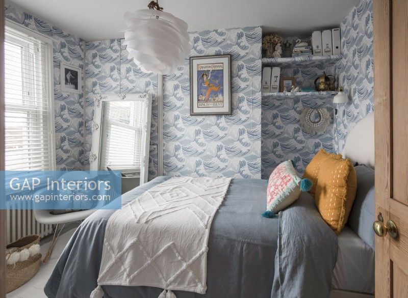 Chambre de style vintage avec papier peint à motifs de vagues