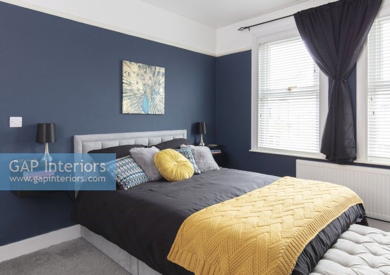 Chambre à coucher moderne bleu foncé, noir et jaune