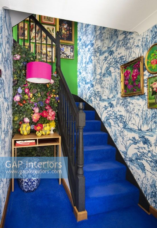 Couloir et escalier éclectiques colorés
