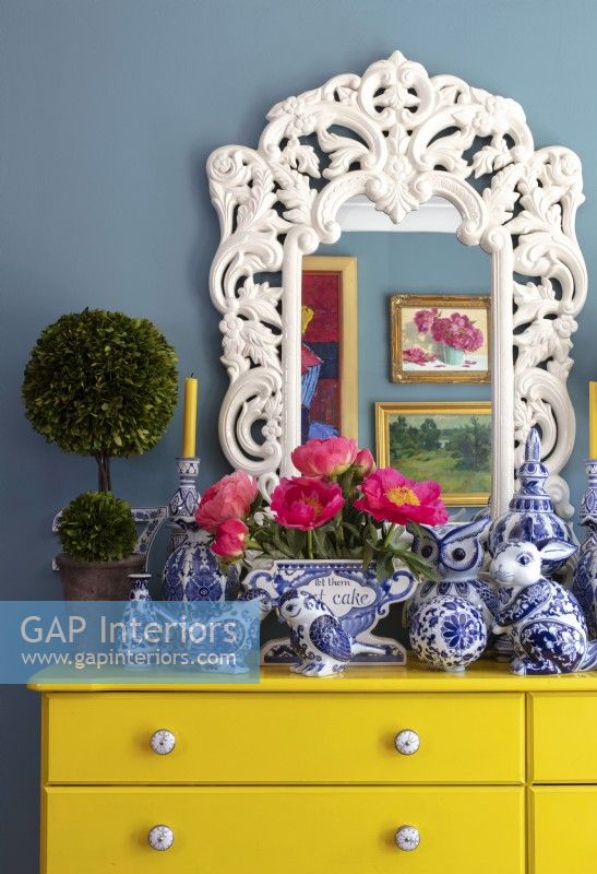 Affichage des ornements en céramique bleu et blanc sur les tiroirs jaunes