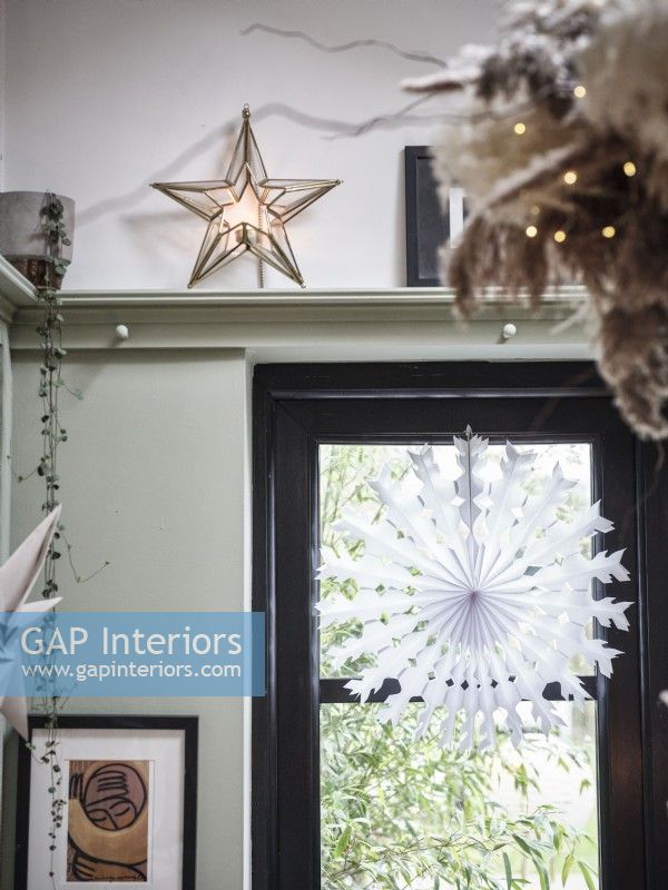 Fenêtre avec décoration de Noël en papier et étoile
