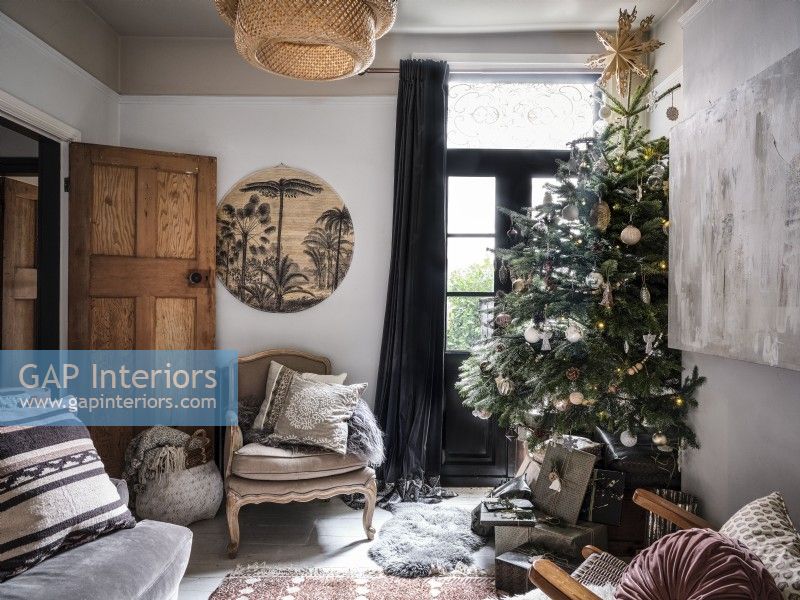 Petit salon avec arbre de Noël et cadeaux
