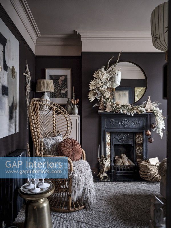 Salon bohème avec chaise paon, cheminée ornée avec dressing