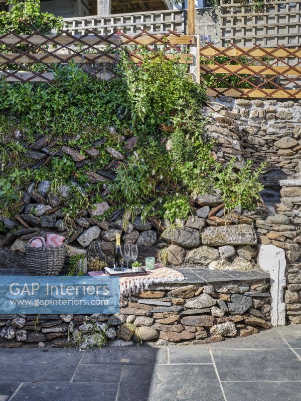 Patio de jardin avec murs en pierre